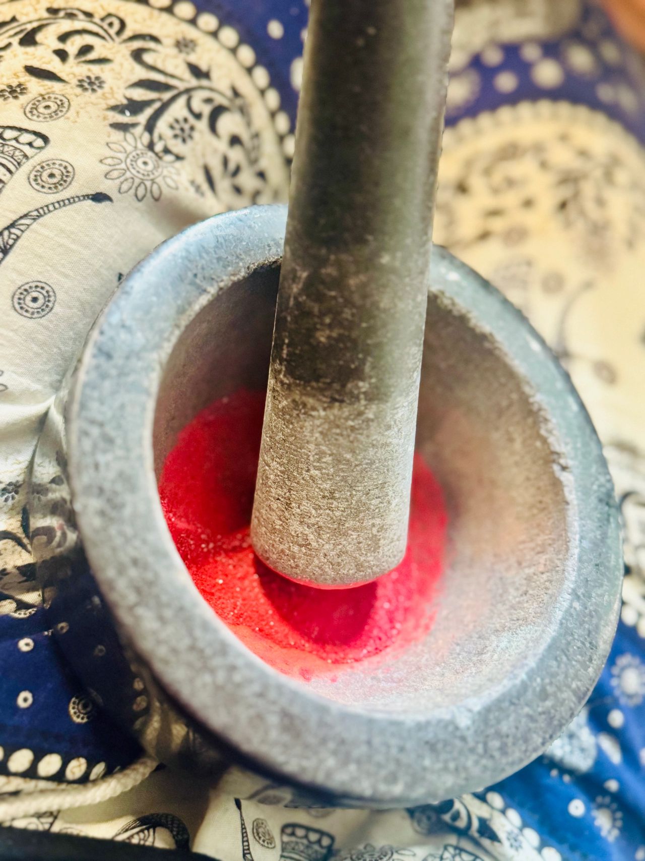 Broyage du cinabre au mortier 