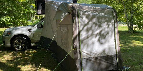 Tente qui s'installe sur le toit d'une voiture