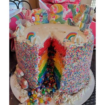 Pinata cake cake filled with candy