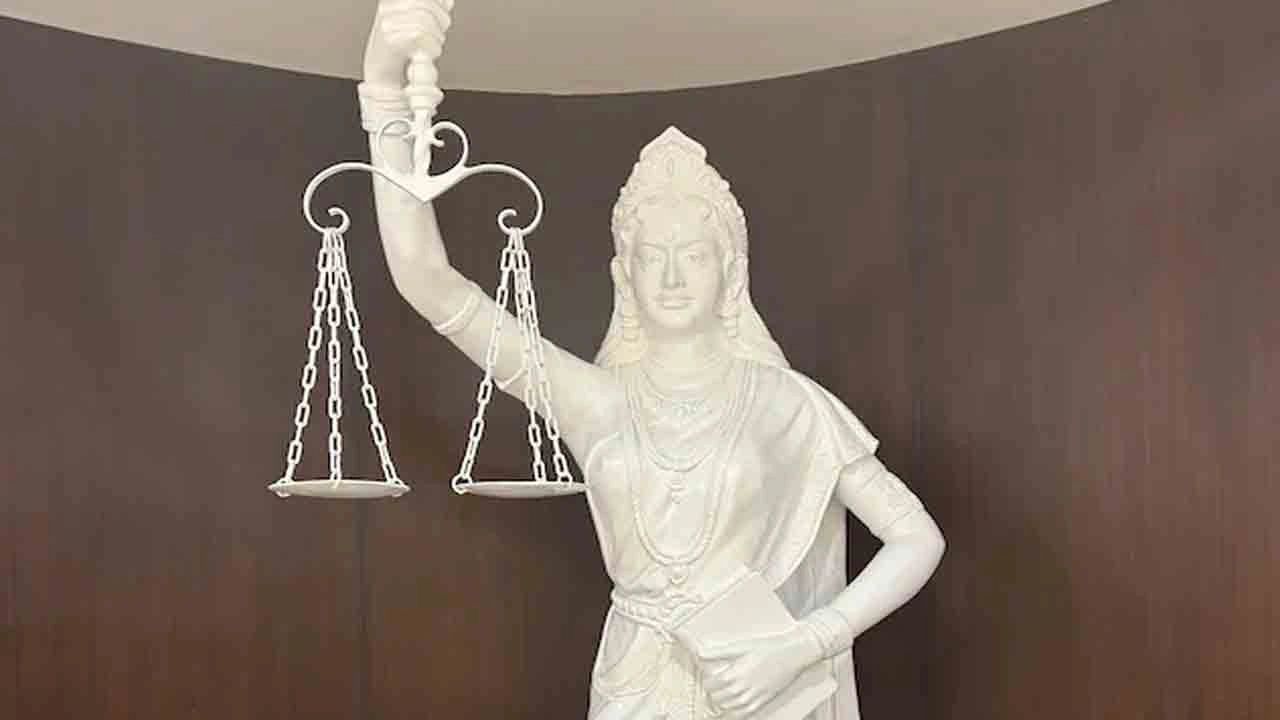 Statue of Lady Justice holding the scales