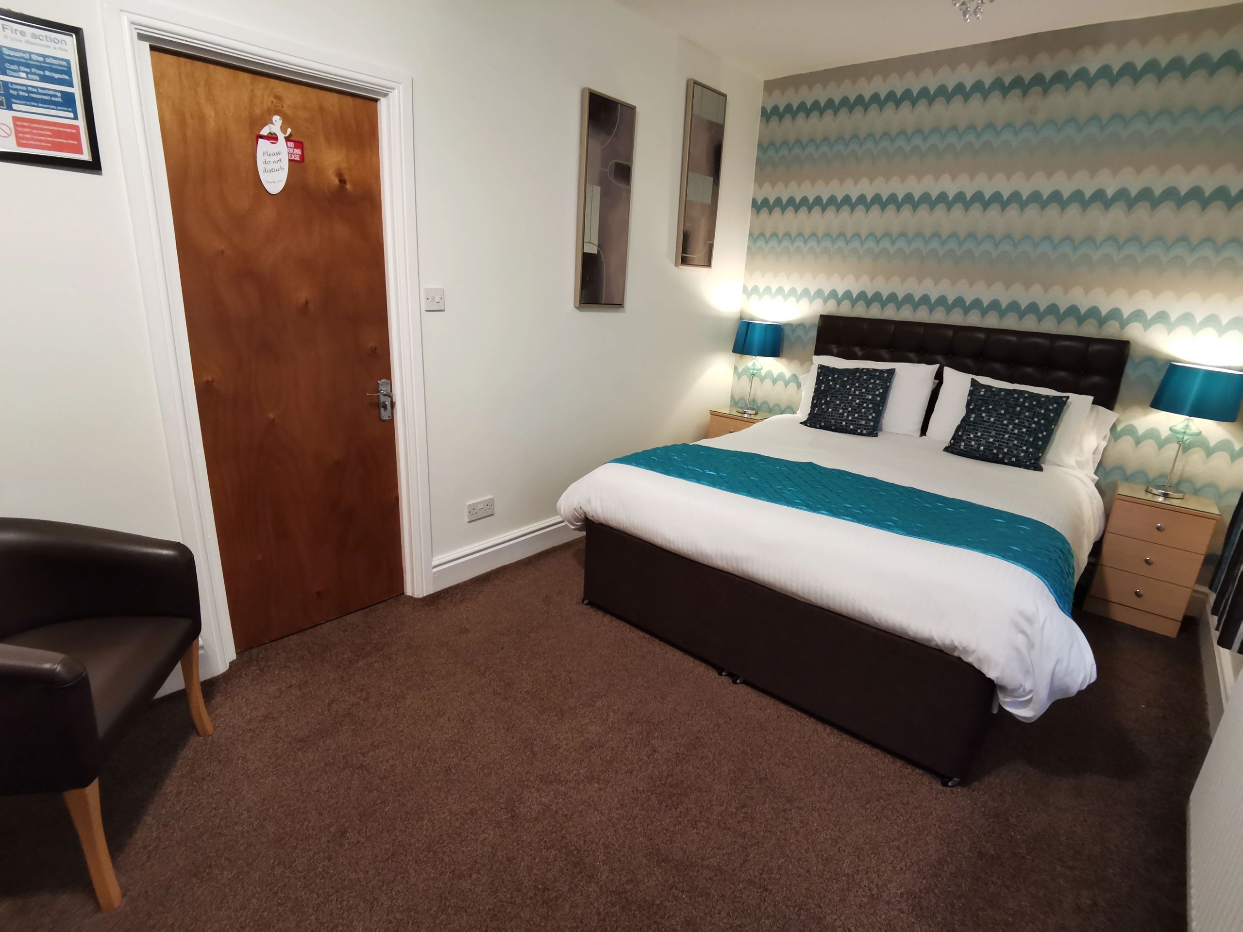 Newly Decorated, Spacious Comfort Double Room 4 with Smart TV