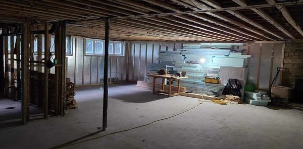 Isolation et finition de sous-sol