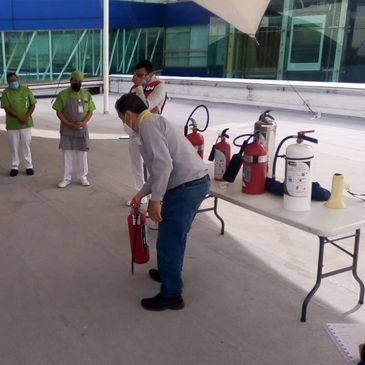 Curso básico para manejo y uso de extintores.
Capacitación a brigadas de protección civil