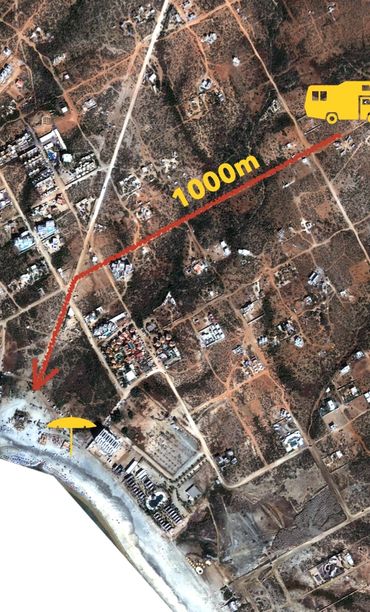 Aerial view showing a 1000m route from a Mareas del Alma campground to Los Cerritos beach.