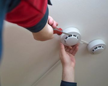 Instalación de una alarma contra incendio 