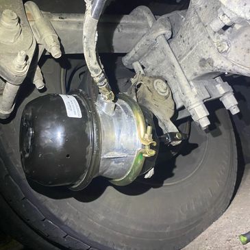 Semi truck and trailer brake chamber replacement roadside on IH-35 Bellmead TX
