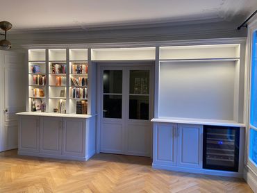 Bibliothèque sur mesure, appartement parisien. Lumières intégrées