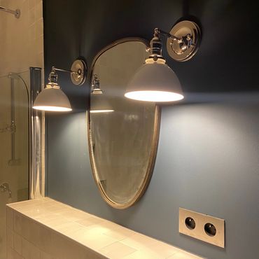 Salle de bain rénovée. Zellige. Luminaire