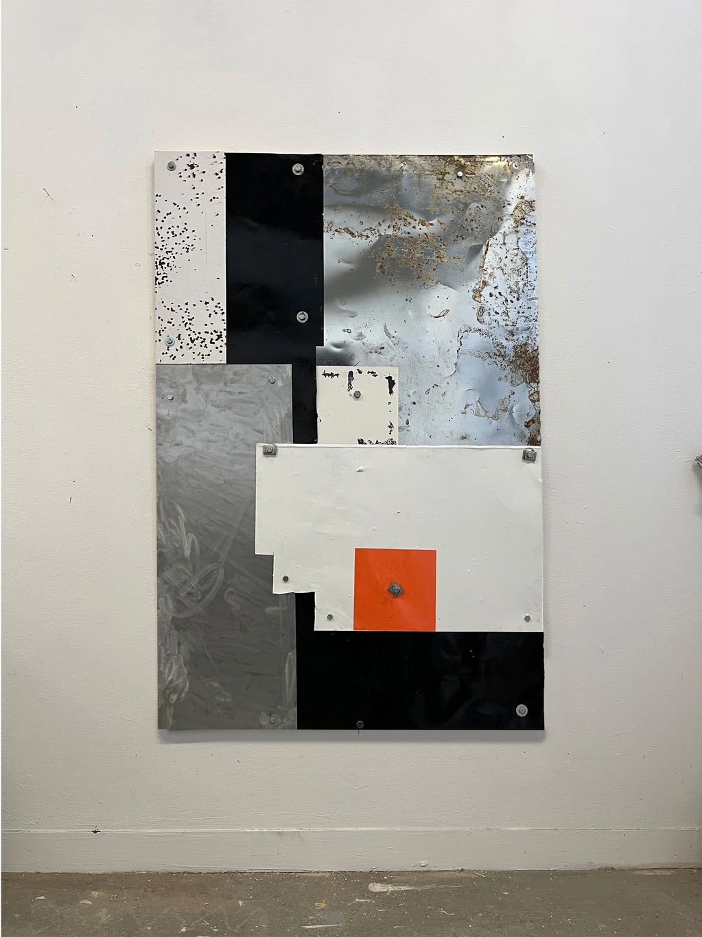 Arte abstrato com painéis metálicos de diferentes cores e texturas.