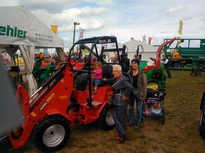 Fräulein Beier prüft auf der MELA 2019 die Stalltechnik sehr genau