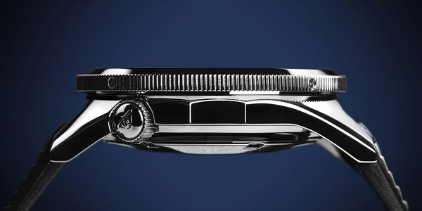 Side view of a Squale 1521 dive watch
