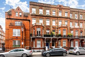 2 bedroom flat in Rosary Gardens, London