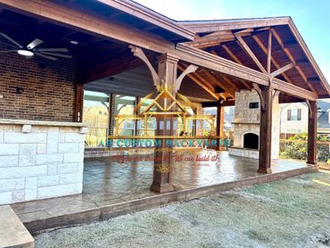 Cedar patio cover with open rafters on ceiling and stamped concrete