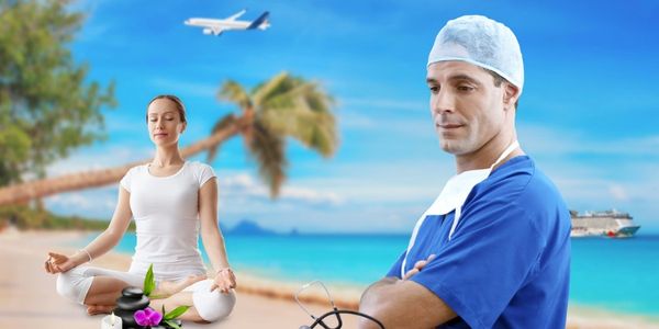 Mujer en posición de yoga y relax en la playa y un médico con un avión detras