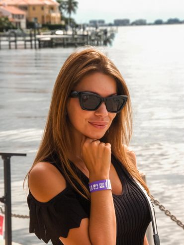 Portrait brunet with palm tree in the background.