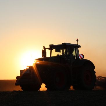 Ein Traktor im Sonnenuntergang
