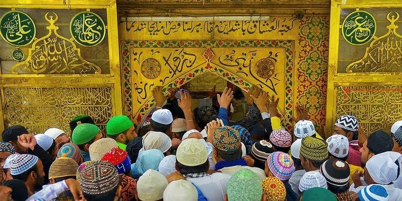 Devotees entering the sacred Jannati Darwaza at Ajmer Sharif Dargah with deep reverence in Ziyarat.