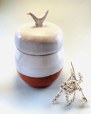 Beau pot en céramique fait à la main avec une colombe sculptée sur le couvercle