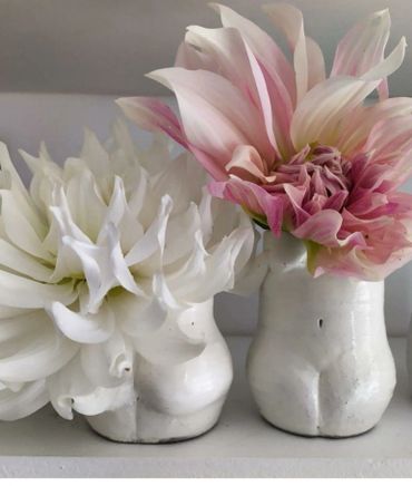 Un vase à fleurs fait à la main, parfait pour les fleurs fraîches ou séchées