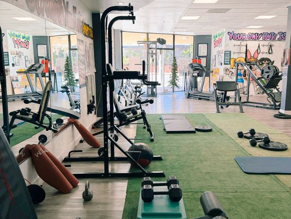 Personal Training and HIIT class workouts at Universal Fitness in Long Beach. 