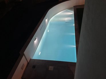 Piscina iluminada durante la noche.