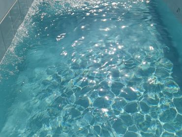Agua clara y brillante en una piscina.