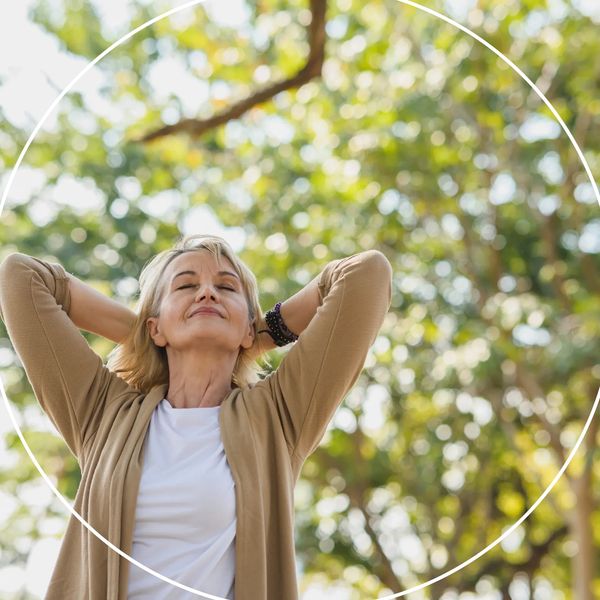 selbstbewusste Frau strahlt Zufriedenheit aus, ruht in sich selbst; lebt ihr Human Design/ihre Werte