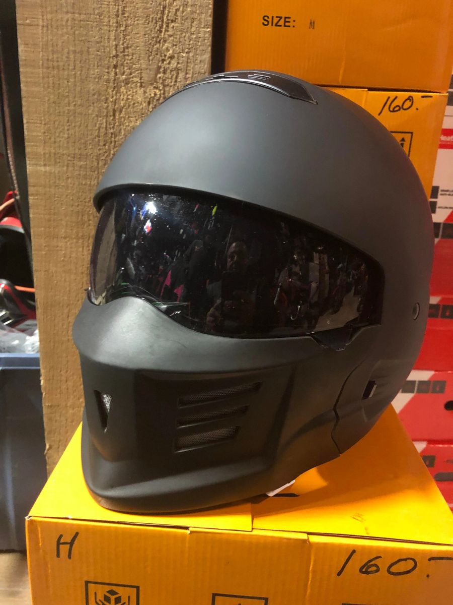 Casque de moto modulaire et visière teintée