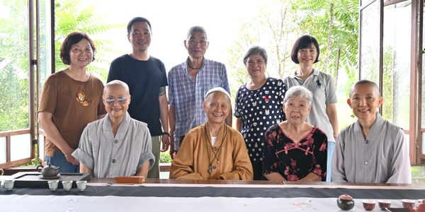 我是林樹艀源，雖然我在道場的時間不長，但這段經歷卻深刻地影響了我。道場與我最初的想像不同，這裡更像是一個大家庭。師父對每個人的陪伴，特別是看到許多人在短時間內的改變，讓我深感震撼與啟發。我開始明白，生