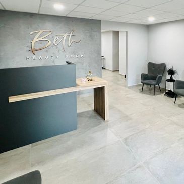 Minimalist reception area in Beth Beauty Room with modern decor.