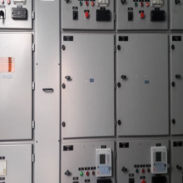 Painéis elétricos industriais com botões e displays.