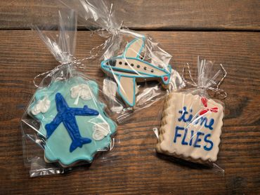 Decorative airplane-themed cookies in clear wrappers.