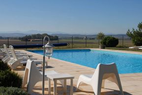 Vacance au bord de la piscine dans l'Occitanie