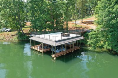 fixed dock with boat lift in Chattanooga on the lake