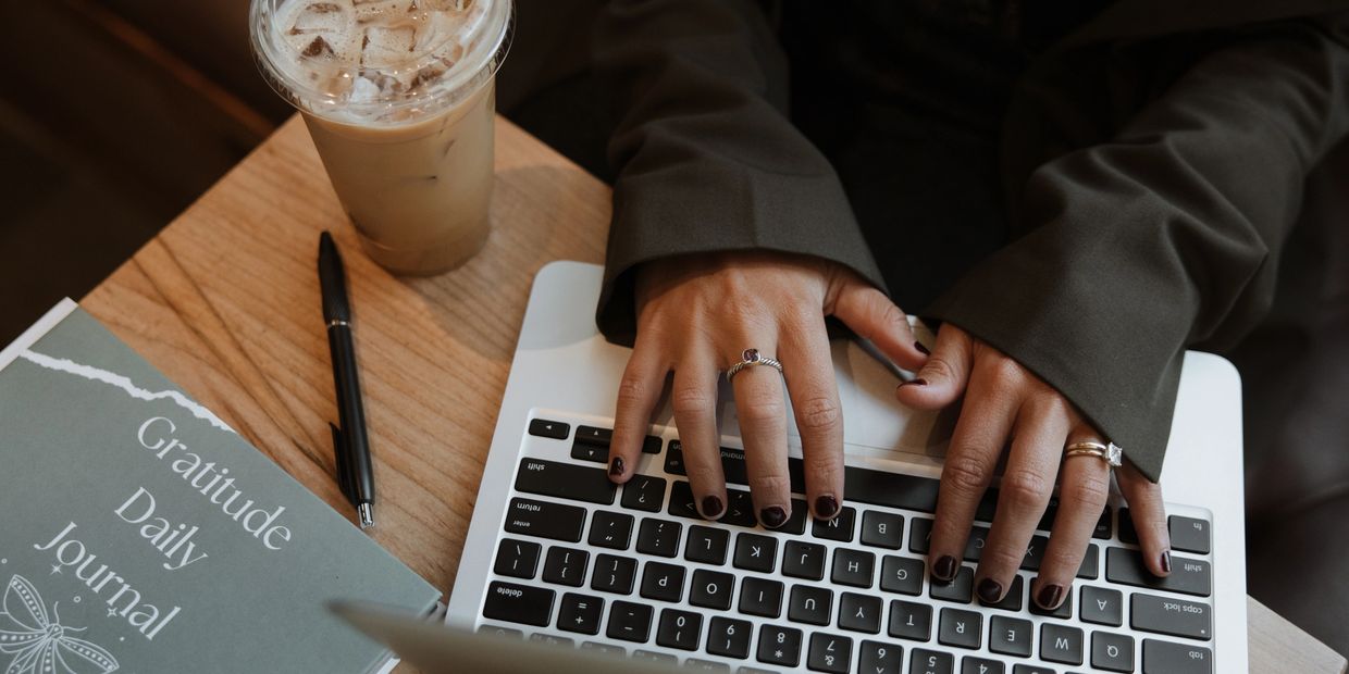 A therapist writing on the computer about to make an appointment for couples therapy