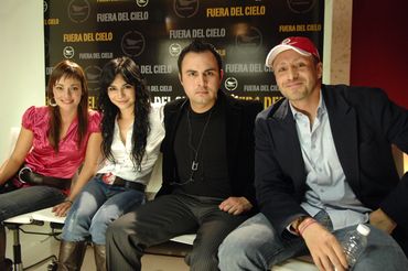 Campaña de marketing para la película Fuera del Cielo, protagonizada por Martha Higareda y Bruno Bic