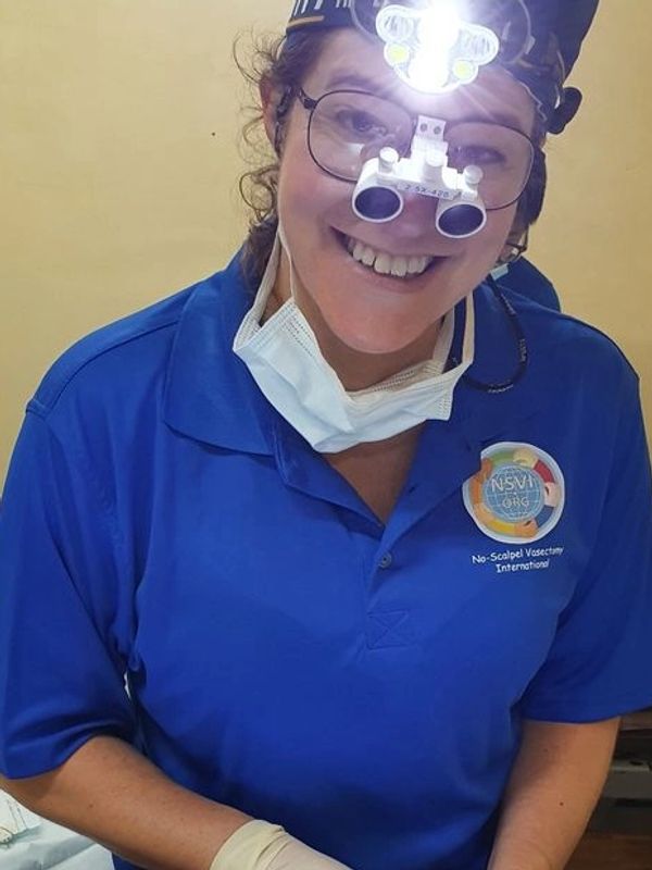 Dr Mélanie Savard-Côté  en action heureuse de faire des Vasectomies aux Philippines. 