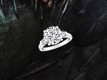 ROUND DIAMOND ENGAGEMENT RING WITH SIDE STONES