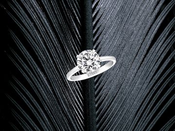 Round diamond engagement ring