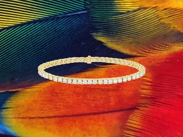 White diamond tennis bracelet in yellow gold.