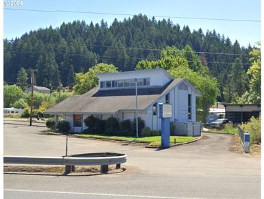 $337,000
Fantastic Glide Location Next to Post Office
Busy Hwy 138 Road Frontage
Large lobby/recepti