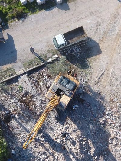 Hafriyat alanında kepçe ve kamyonet.