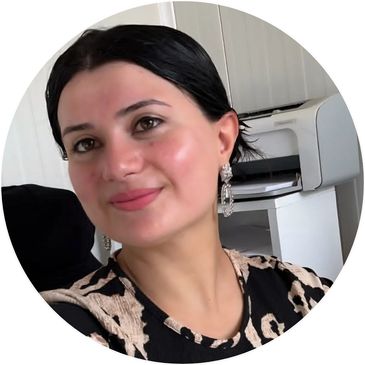 Gülümseyen kadın portresi.