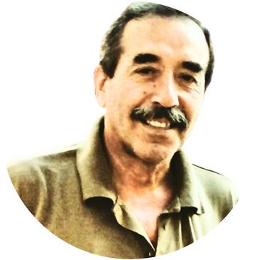 Gülümseyen orta yaşlı adam portresi.