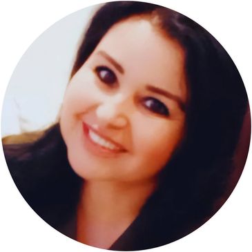 Gülümseyen kadın portresi.