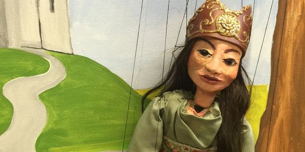 Queen marionette. Fairytales. Birthday parties. Puppet show.