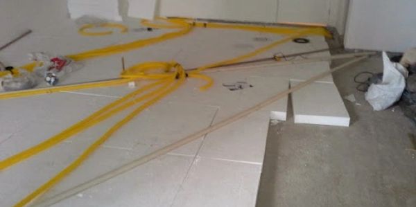Obra em andamento com placas de isopor de 100mm cobrindo todo o chão.