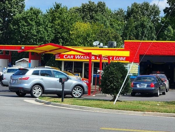 Cars lining up at River Wash Car Wash & Lube Shop