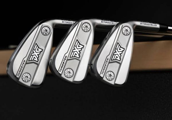 Hierros de golf PXG en fondo oscuro.