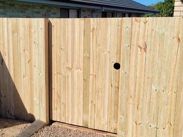 Wooden fence with a round hole.